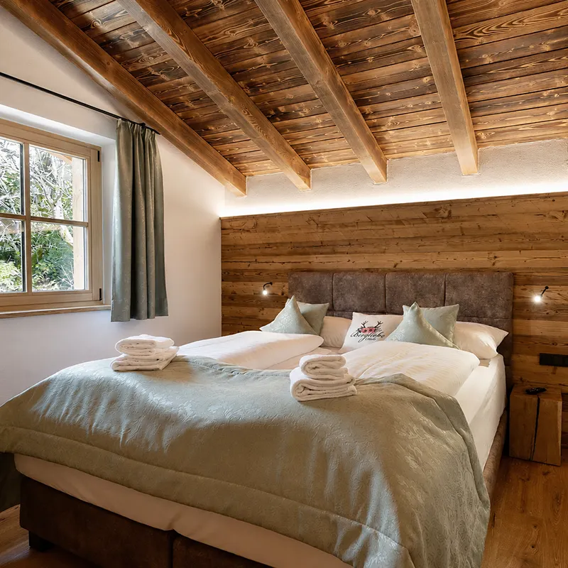 chalet-bergliebe-schlafzimmer-naturholz